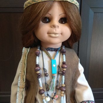 Почерневшая кукла ГДР стала хиппи. Продолжаю эксперимент