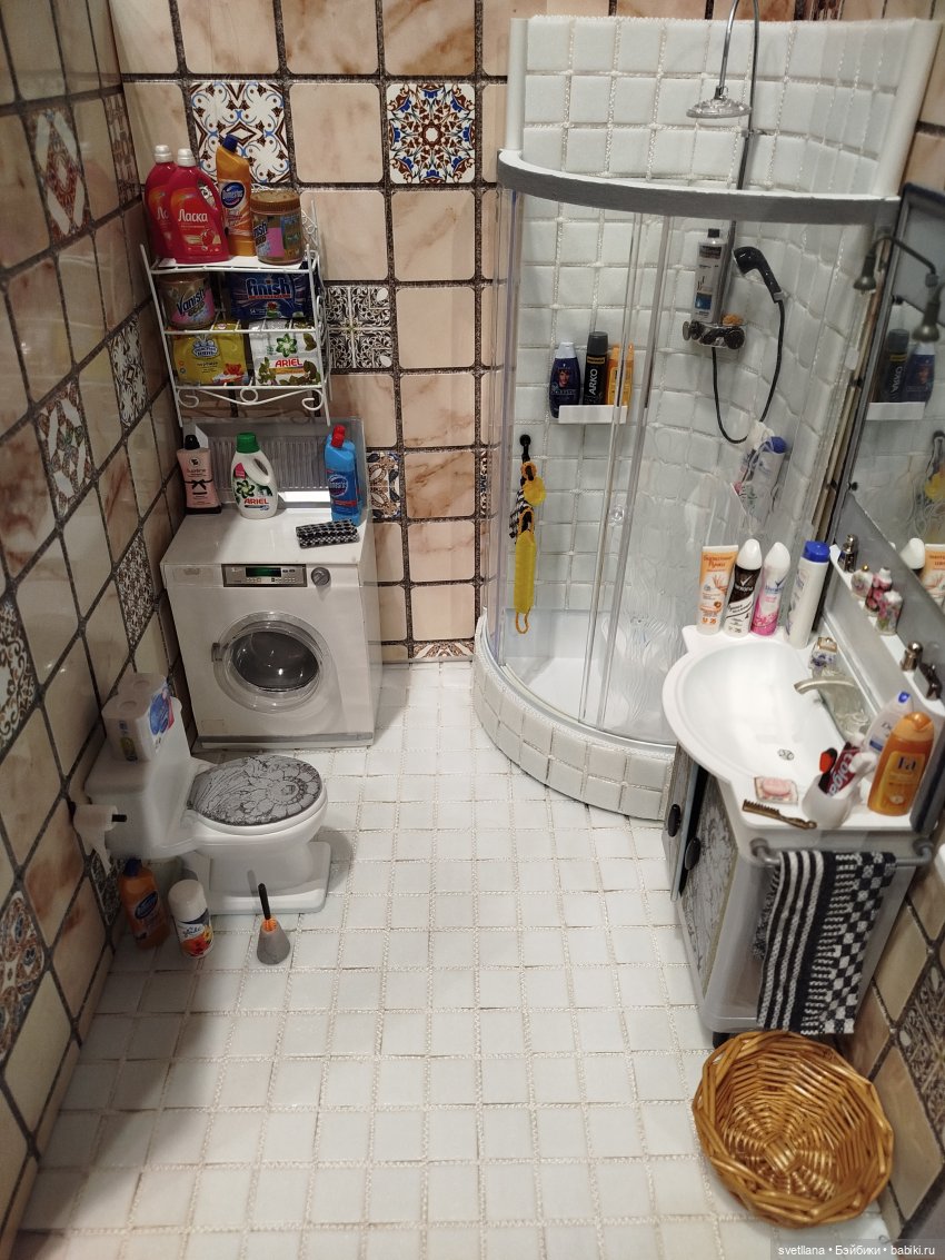 Ванная комната с душевой кабиной в кукольный ДОМ