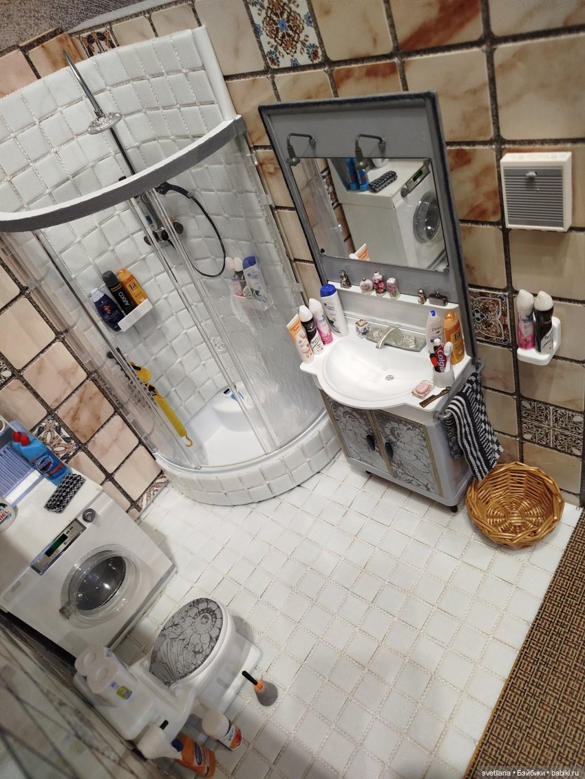 Ванная комната с душевой кабиной в кукольный ДОМ