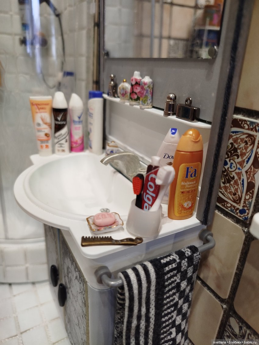 Ванная комната с душевой кабиной в кукольный ДОМ