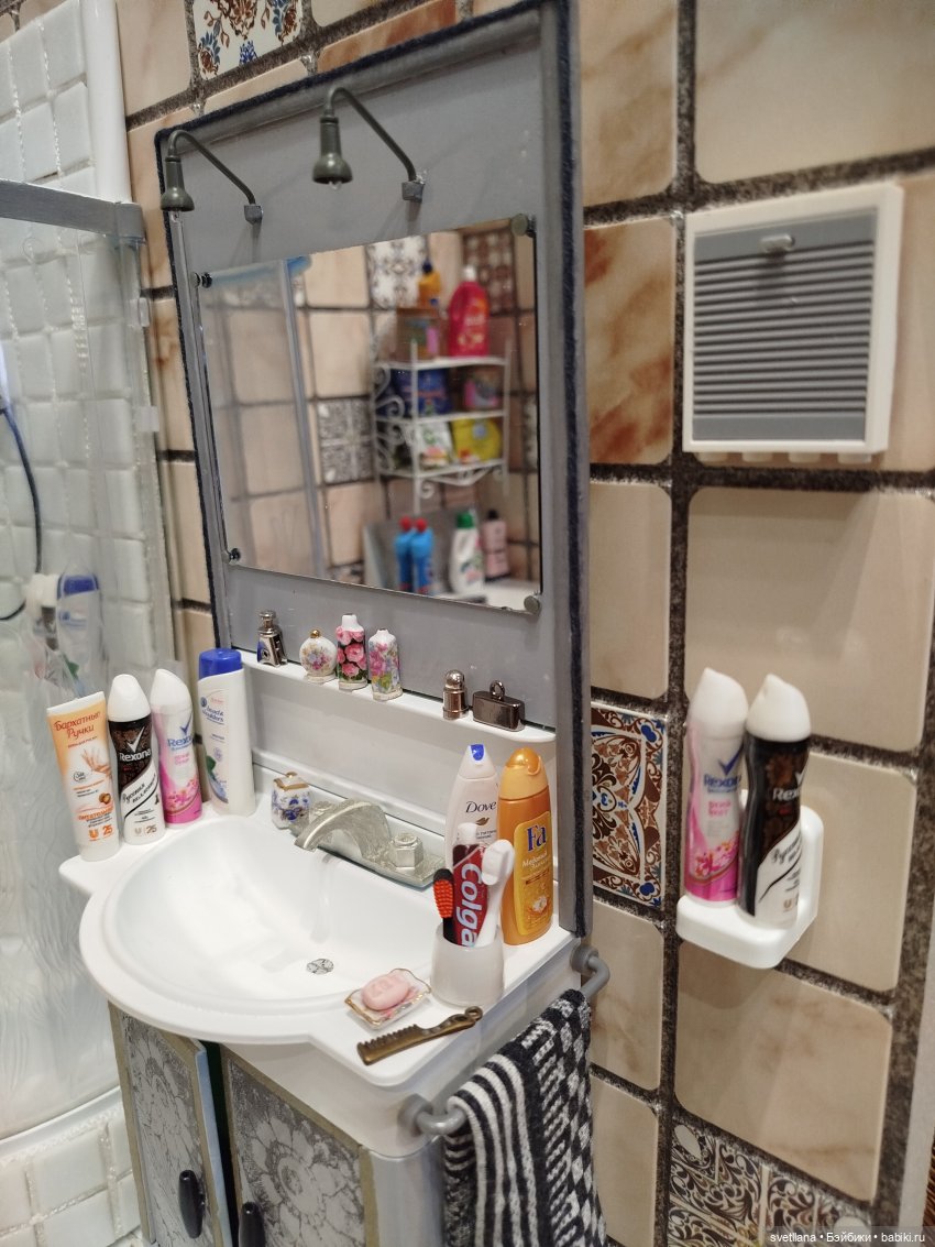 Ванная комната с душевой кабиной в кукольный ДОМ