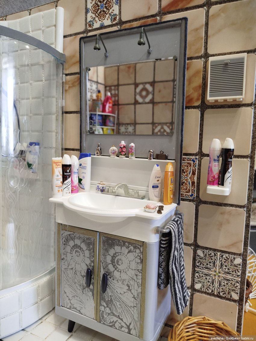 Ванная комната с душевой кабиной в кукольный ДОМ