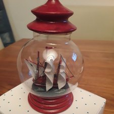 Кораблик в стеклянном шаре