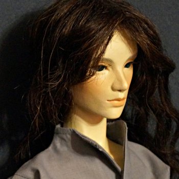 Юноша в серой рубашке