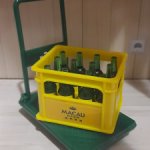 Ящик пива на тележке.