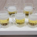 Кружки с пивом.