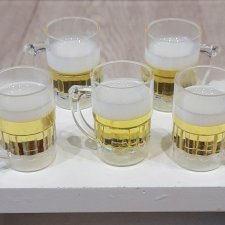 Кружки с пивом.