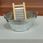 Тазик со стиральной доской.