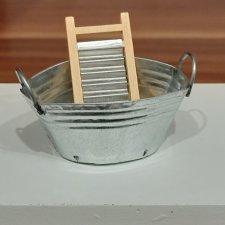Тазик со стиральной доской.