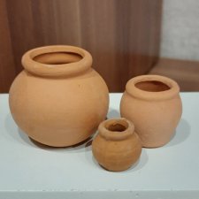 Набор глиняных горшков