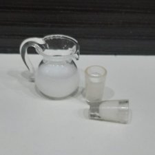 Кувшин молока и стаканчики