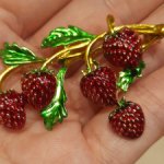 Брошь клубничка