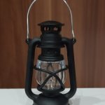 Керасиновая лампа светит