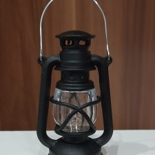 Керасиновая лампа светит