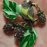 Брошь птичка на ветке