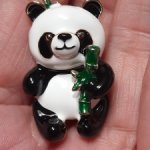 Брошь  пандочка
