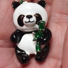 Брошь  пандочка