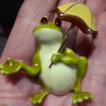 Брошь лягушка с зонтиком