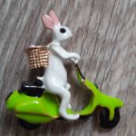 Брошь зайчик на мопеде