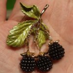 Брошь ежевика