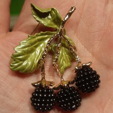 Брошь ежевика