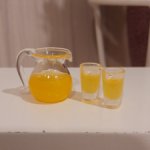 Кувшин с соком и стаканчики
