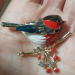 Брошь снегирь .