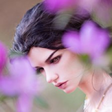 Дама в цветущем саду