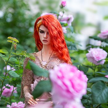 Дева и розы