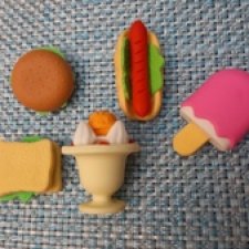 Необычное соседство ( бутерброд и книга)