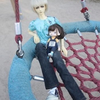 Марфуша и Марк на качелях