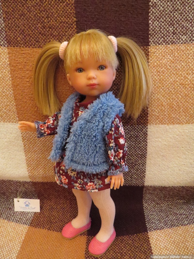 Ладушка Лада (Карлотта Вестида да Азул) на небольшой прогулке в парке