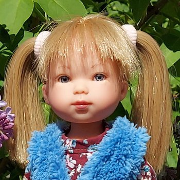 Ладушка Лада (Карлотта Вестида да Азул) на небольшой прогулке в парке