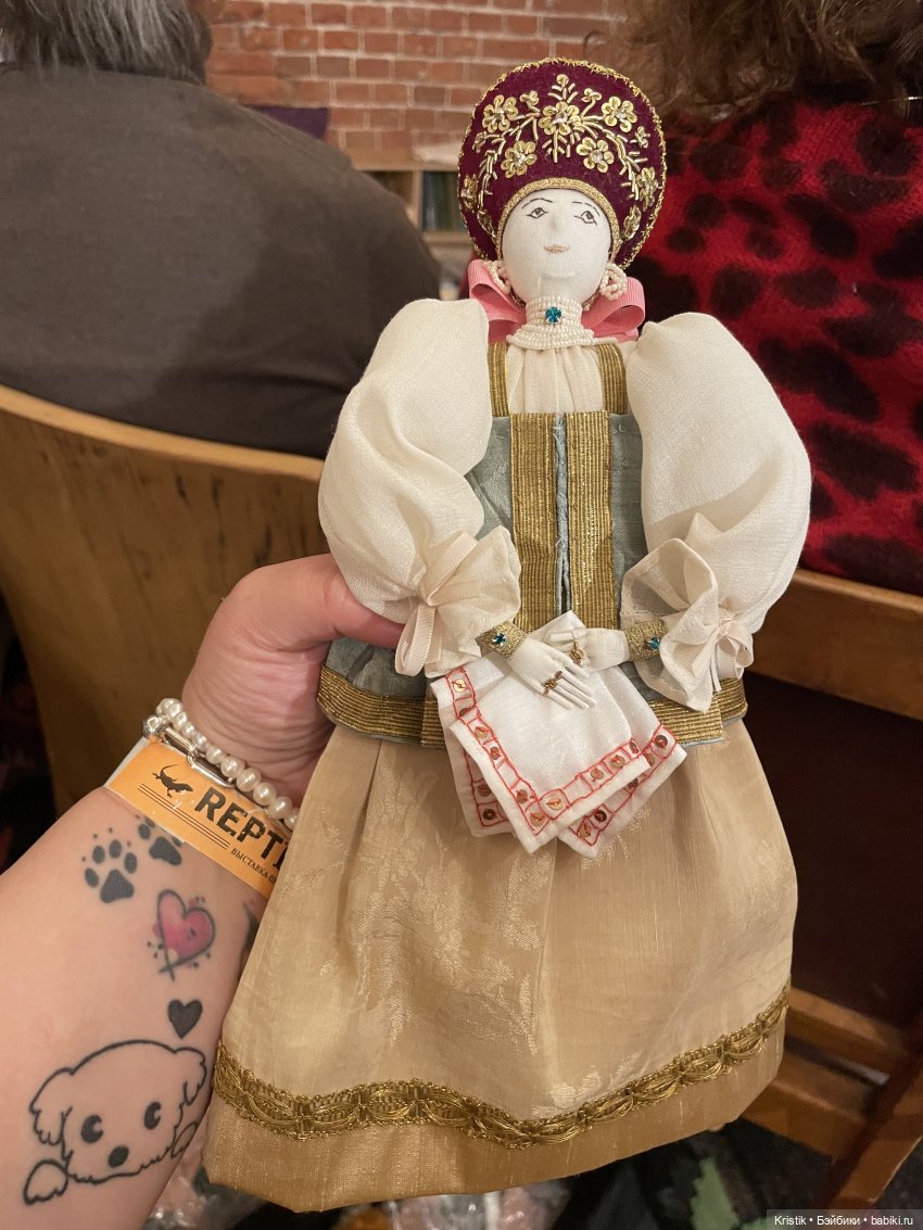 Выход в свет - королевская семья на лекции о куклах-царицах (фото 9)