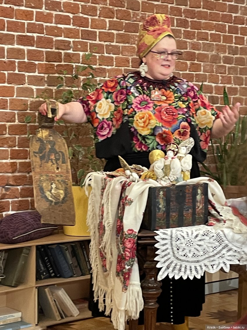 Выход в свет - королевская семья на лекции о куклах-царицах (фото 6)