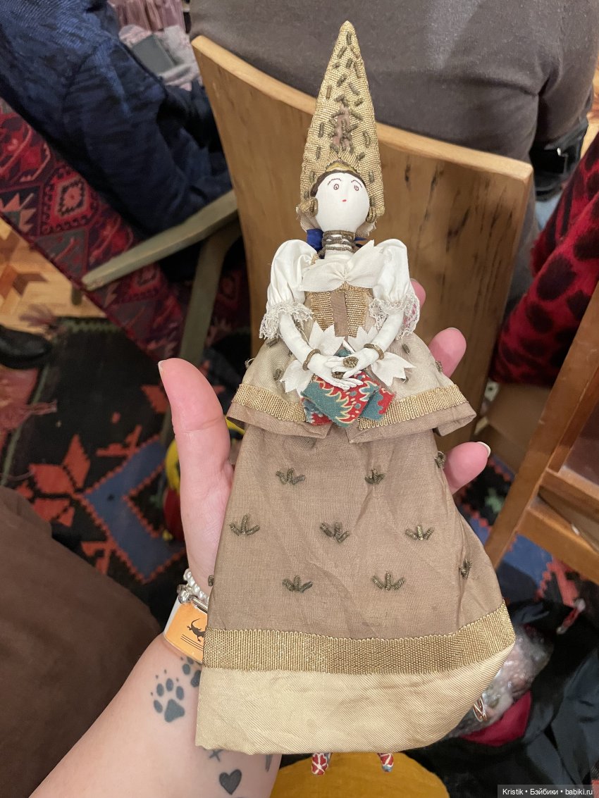 Выход в свет - королевская семья на лекции о куклах-царицах (фото 7)