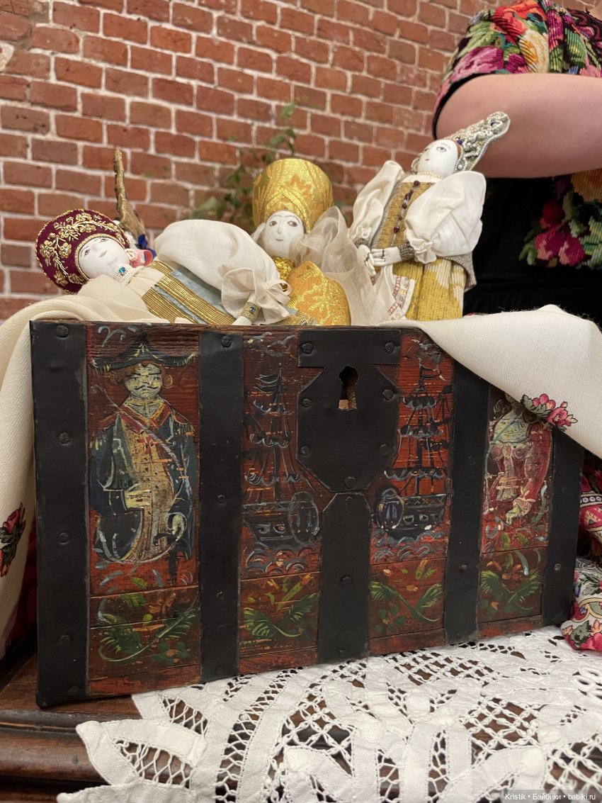 Выход в свет - королевская семья на лекции о куклах-царицах