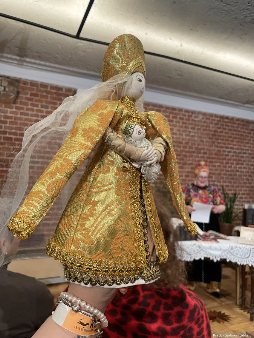 Выход в свет - королевская семья на лекции о куклах-царицах