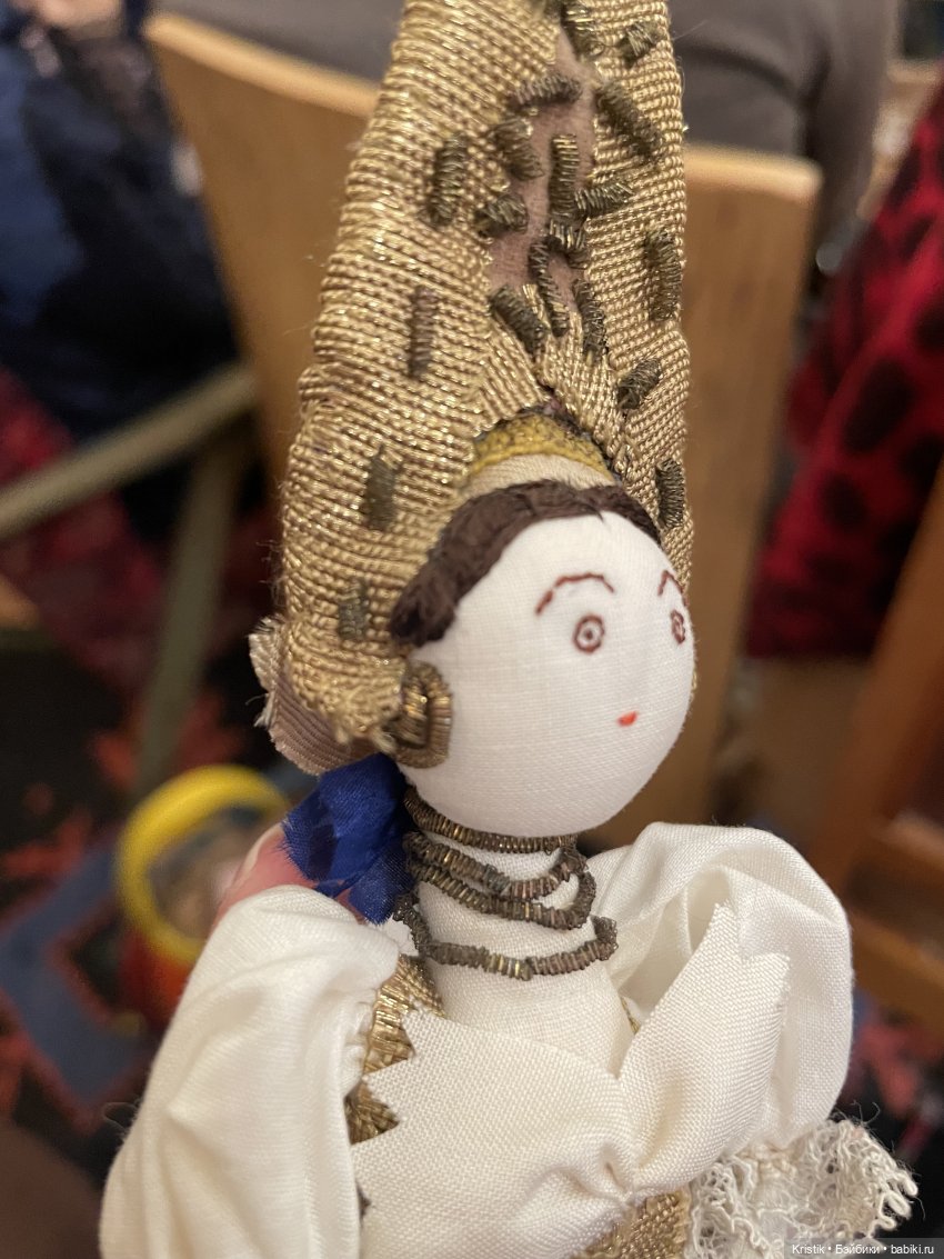 Выход в свет - королевская семья на лекции о куклах-царицах (фото 8)