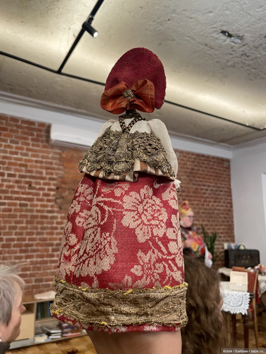 Выход в свет - королевская семья на лекции о куклах-царицах