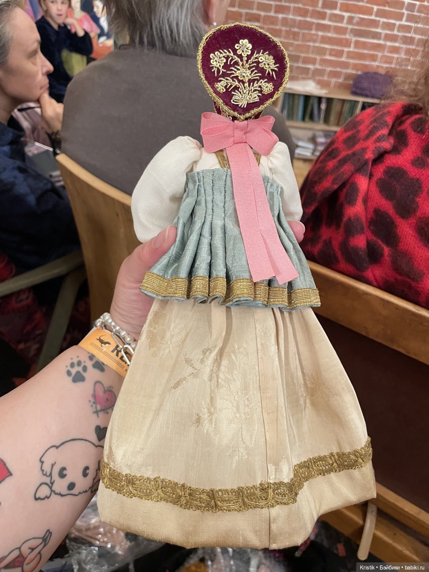 Выход в свет - королевская семья на лекции о куклах-царицах (фото 10)