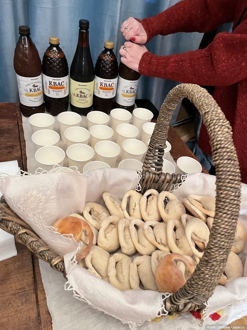 Выход в свет - королевская семья на лекции о куклах-царицах (фото 2)