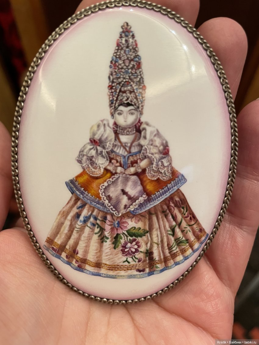 Выход в свет - королевская семья на лекции о куклах-царицах