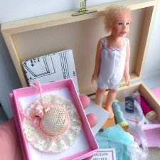 Maryanne Oldenburg, Madison and her sewing box (Мэдисон и ее швейная коробка)