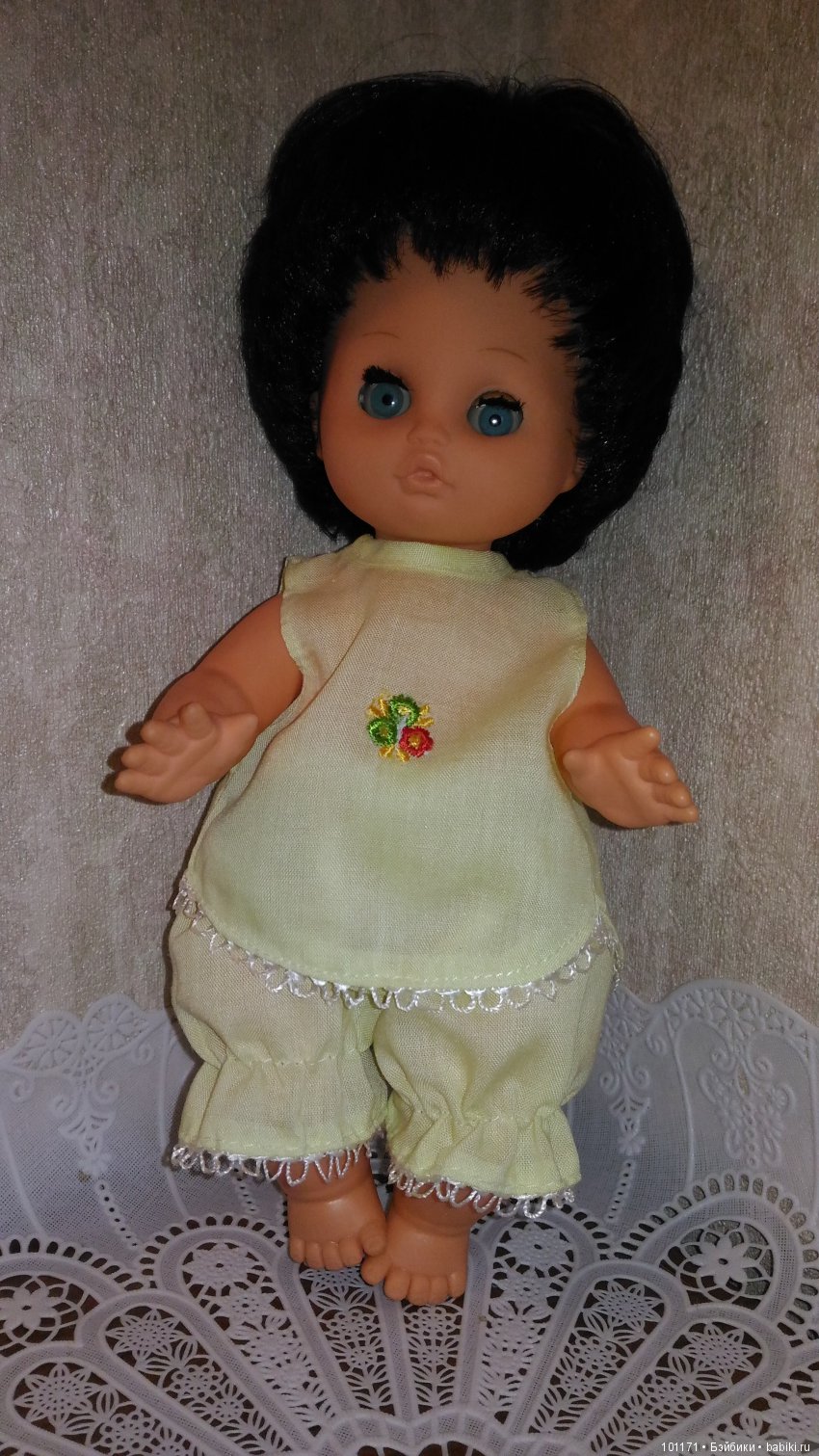 Разрешите познакомиться! Это моя Регина, ей лет 35) В родной одежде)