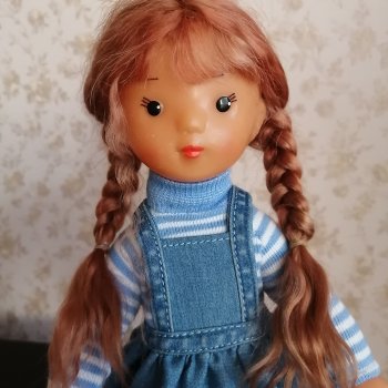 "Разрешите представиться: Юля!")