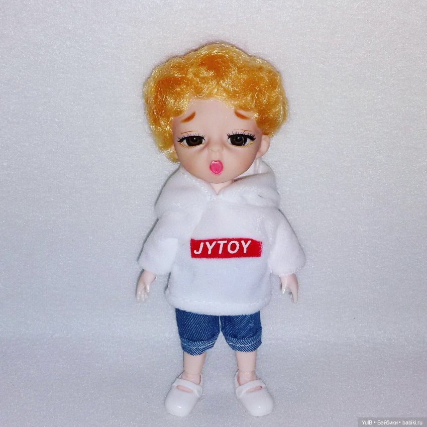 ...Кнопка в окружении мальчишек