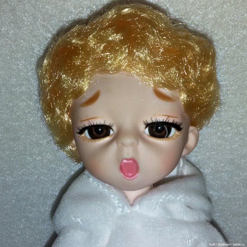 ...Кнопка в окружении мальчишек