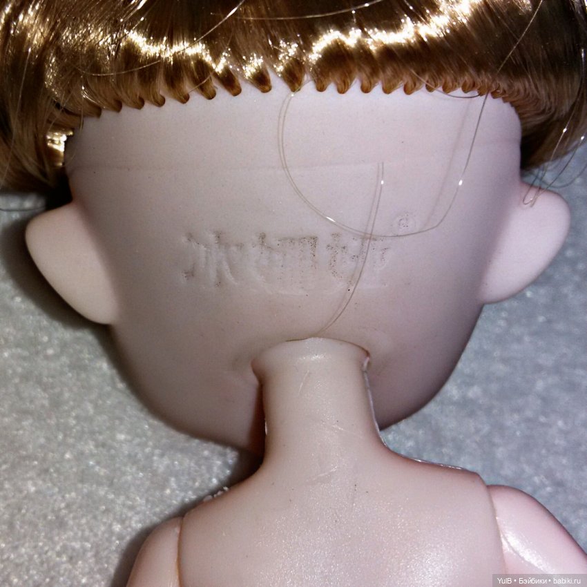 ...Кнопка в окружении мальчишек