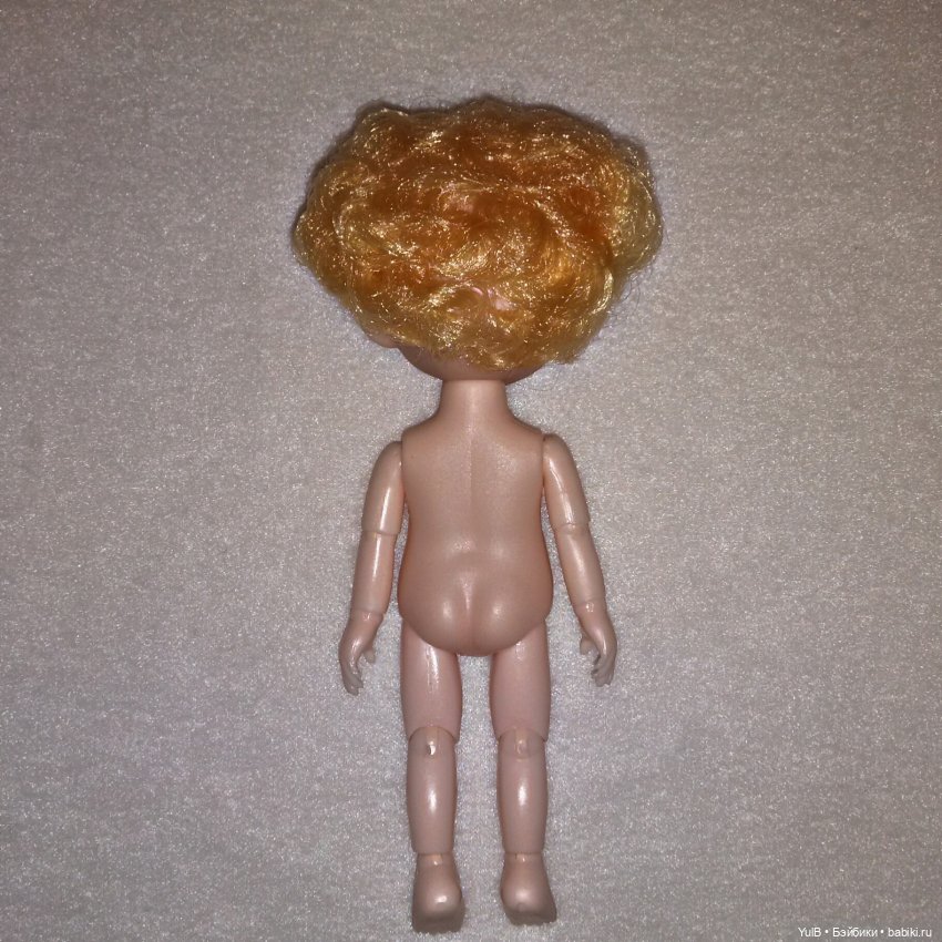 ...Кнопка в окружении мальчишек